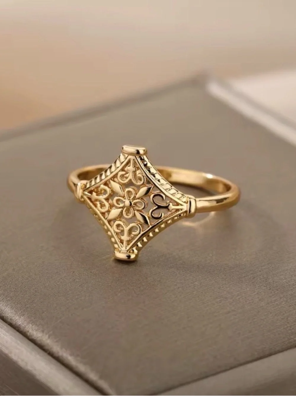 Vintage 18K Gold plated Hollow Flower Ring Jewelry